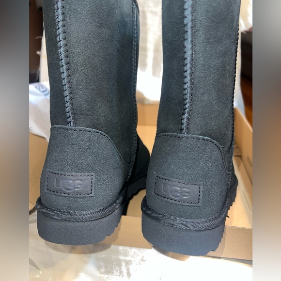 UGG Women Classic Short II Black Boots US Size 6

UGG 1016223 - Picture 7 of 8